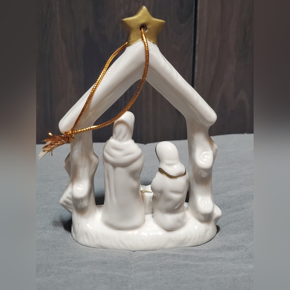 PORCELAIN NATIVITY CHRISTMAS ORNAMENT IN WHITE AND GOLD COLORS - 2003 - Picture 2 of 5